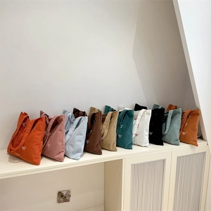 Sacs fourre-tout en velours côtelé multicolores avec broderie lettre W minimaliste
