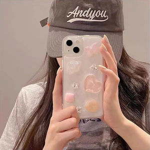 Detail der 3D-iPhone-Hülle im Cream-Stil mit rosa Herzen, Sternen und Schmetterlingen