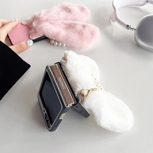 Gros plan sur la coque en peluche lapin pour Samsung Z Flip5 avec bracelet de perles