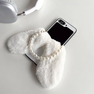 Détail de coque en peluche oreilles de lapin blanche avec chaîne en perles pour pliable