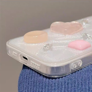 Detaillierte Makroansicht der 3D-Handyhülle im Cream-Stil mit Herzanhängern und Ausschnitten