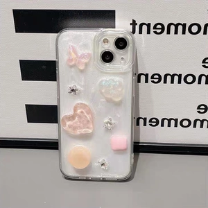 Detail der iPhone-Hülle im Cream-Stil mit 3D-Resin-Schmetterlingen, Herzen und Sternen