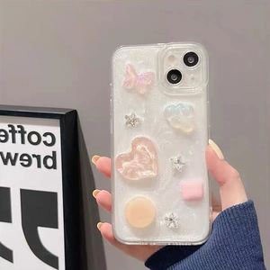 3D-Glitzer-Hülle für iPhone mit Schmetterlingen und Herz-Anhängern von Model gehalten