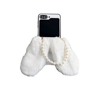 Coque en peluche blanche pour téléphone pliable avec une chaîne de perles élégante