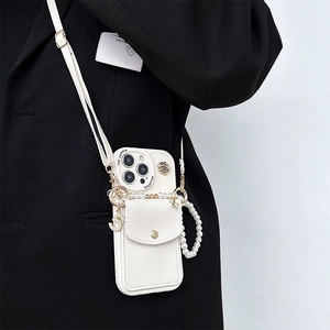 Weiße iPhone-Lederhülle mit Brieftasche, Perlenkette und Kamelien-Anhänger-Design