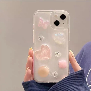 Detailaufnahme der 3D-Harz-Schmetterlinge und Herzanhänger auf der iPhone Hülle