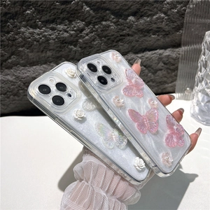 Detail van glitter iPhone-hoesje met 3D-vlinders, bloemmotieven en parel-accenten