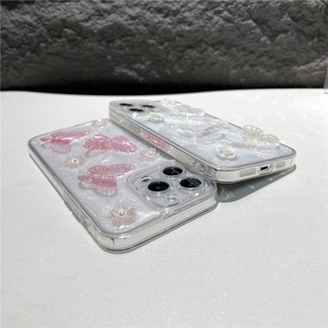 Detail van iPhone-hoesje met 3D-bloem en vlinder bedeltjes en glitter effecten