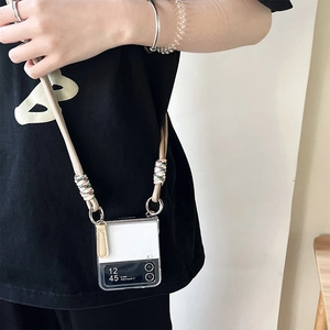 Klare Hülle für Samsung Z Flip mit beige Umhängeband und goldenen Metallhaken-Details