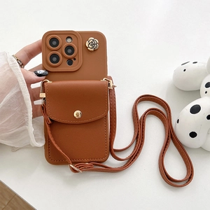 Braune iPhone Lederhülle mit goldener Blumendekoration und praktischem Kartenfach mit Knopf
