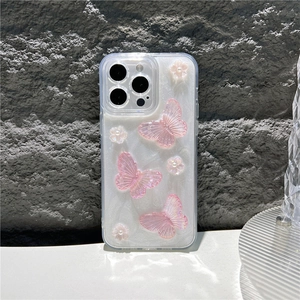 Detail van roze 3D-vlinders en parelbladbloemen op een glitterhoesje voor de iPhone