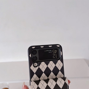 Detail der schwarz-weißen Lederhülle mit Karomuster für faltbare Smartphones mit Display