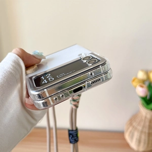 Detail der klaren Handyhülle mit bunter Umhängekordel für das Samsung Z Flip