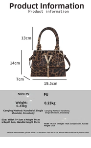 Dettaglio borsa leopardata in pelle PU con fibbia in metallo a V dorata e nappa pendente