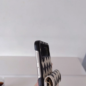 Nahaufnahme der schwarz-weißen Harlekin-Ledertasche für Samsung Z Flip 6 mit Gurt