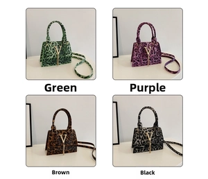 Collage di borse leopardate nei colori verde, viola, marrone e nero con logo in metallo a V