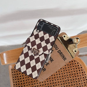 Details der karierten Ledertasche mit Mini-Beutel und Goldschnalle für Klapphandy