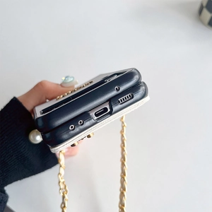 Detail of cross-body chain case for Z Flip 5 with gold chain and pearl strap decor
