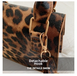 Dettaglio della borsa leopardata con gancio in metallo dorato rimovibile e trama fitta