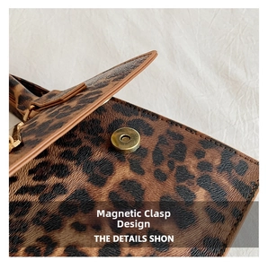 Dettaglio ravvicinato della borsa leopardata con chiusura magnetica in oro retrò