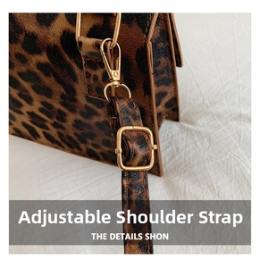 Dettaglio della borsa leopardata con tracolla regolabile e fibbie dorate stile vintage