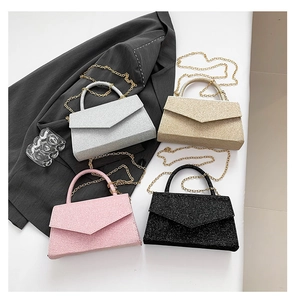 Détail de quatre sacs de soirée pailletés en argent, or, rose et noir avec bandoulière