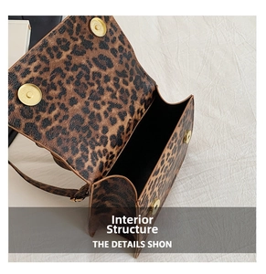 Dettaglio della borsa a tracolla leopardata con chiusura magnetica e scomparto interno