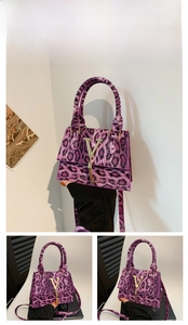 Dettaglio borsa leopardata viola con logo V in metallo dorato e nappina elegante