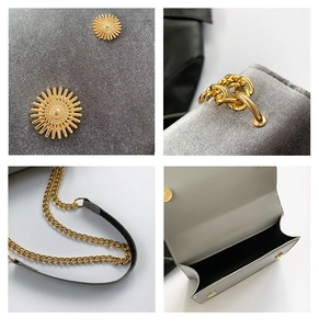 Detailansichten der grauen Wildledertasche mit goldener Schnalle, Kette und Magnetverschluss