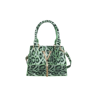 Borsa a tracolla verde con stampa leopardata, ciondolo a V dorato e manico superiore