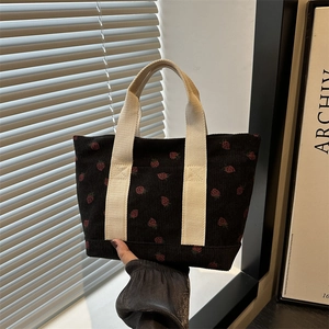 Grand sac fourre-tout en velours côtelé noir à motifs fraises et anses crème