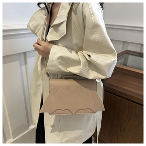 Détail du sac à bandoulière rose ailes de chauve-souris avec poignée sur le modèle