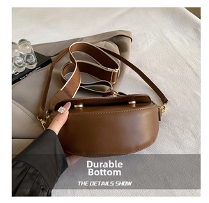 Detail view of the wear-resistant brown saddle bag base with gold metal feet
