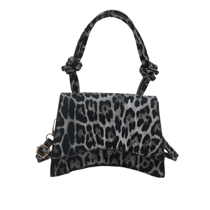 Sac à main léopard tendance avec base incurvée unique et détail de poignée nouée