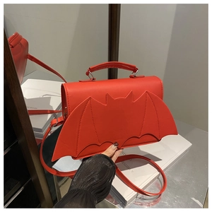 Détails du sac à main rouge en cuir forme chauve-souris avec coutures sur les ailes