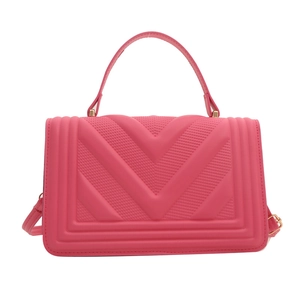 Borsa a tracolla rosa chic con trama trapuntata a V e dettagli in metallo dorato