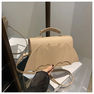 Détail du rabat en forme d'aile de chauve-souris beige sur un sac en similicuir chic