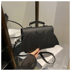 Détail du sac bandoulière noir en forme de chauve-souris avec poignée style gothique