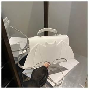 Vue détaillée du sac en cuir blanc avec design d'aile de chauve-souris et poignée