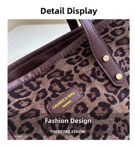 Vue détaillée de la texture léopard avec bordure en cuir et rivets dorés sur le sac