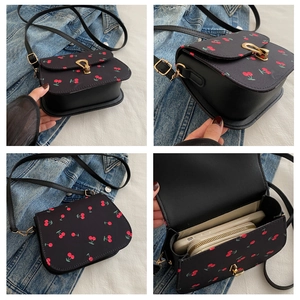 Vues détaillées du petit sac bandoulière noir à motif cerises et boucle en métal doré