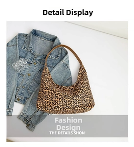 Dettaglio della borsa tote leopardata con cinturino in pelle e giacca di jeans