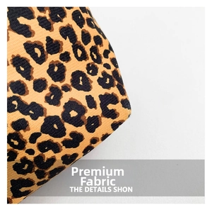 Dettaglio ravvicinato della borsa tote in maglia con stampa leopardata spessa