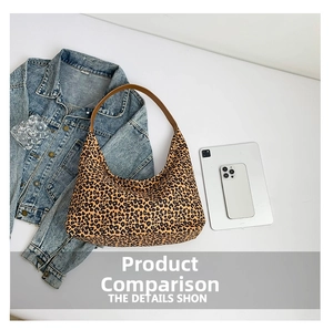 Borsa tote leopardata mostrata con tablet e telefono per dimostrare la grande capacità
