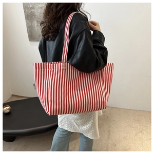 Détail du sac cabas en toile à rayures rouges et blanches montrant la texture du tissu