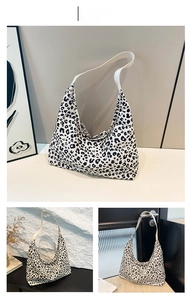 Dettaglio colore di una borsa tote in tela con stampa leopardata bianca e nera di tendenza