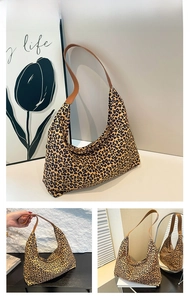 Dettaglio borsa tote in tela leopardata con tracolla in pelle marrone di alta qualità