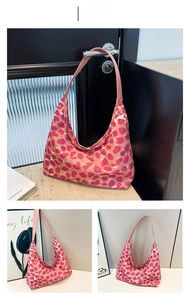 Dettagli della borsa hobo rosa con stampa leopardata e consistenza in nylon liscio