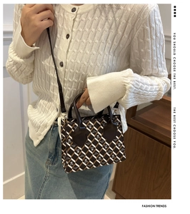 Détail du sac cabas tendance avec motif ours et bandoulière réglable pratique