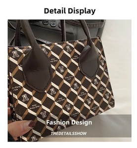Détail du sac vintage à motif de losanges avec imprimé ours et poignée en cuir